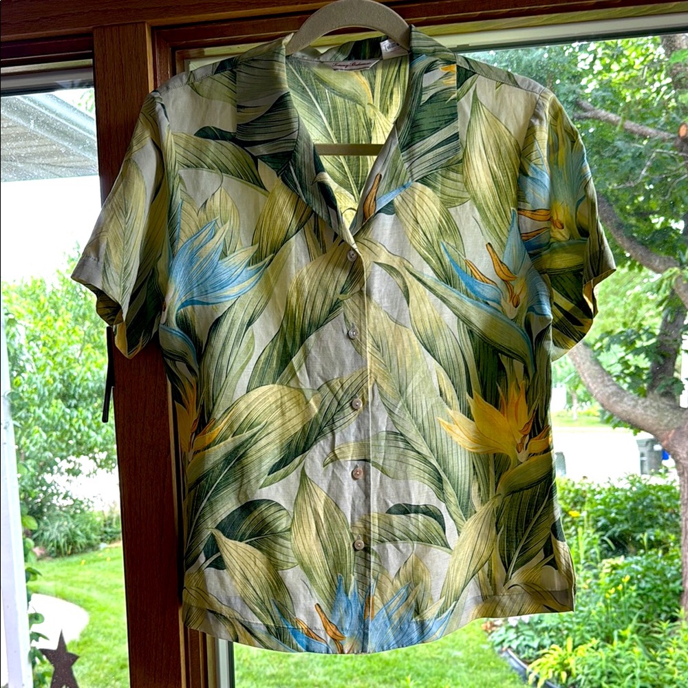 Beautiful Tommy Bahama, tropical, silk and linen blouse size medium